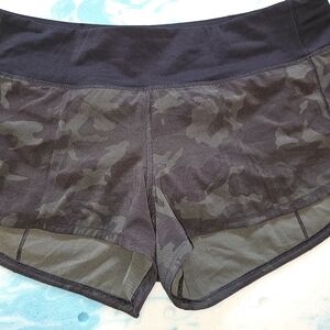 LIKE NEW! LULULEMON SZ 8 GREEN CAMO SPEED SHORT - 2.5 INCH INSEAM - RARE PRINT!